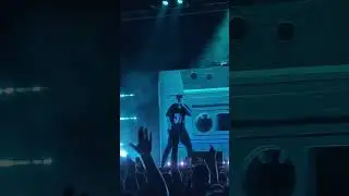 Fabri Fibra sbaglia strofa in Stavo Pensando a Te live @ Este 2025