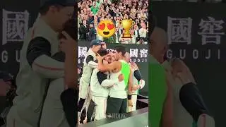 😍 Alcaraz celebrates 🏆 with his team #alcaraz #djokovic