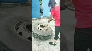 Female car mechanic changes tires , Cute  girl changes car tires # 419