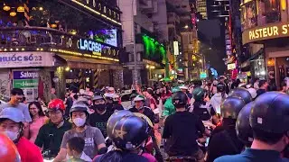 GIÁNG SINH  Ở SÀI GÒN RỰC RỠ TUYẾT PHỦ TRẮNG NHÀ THỜ THỊ NGHÈ ,ĐÔNG NGHẸT NGƯỜI ĐỔ VỀ NHÀ THỜ ĐỨC BÀ