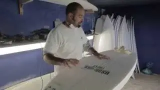 Le métier de shaper, rencontre avec Juanito dans son atelier près de la Torche