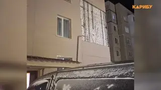Обшивка зданий слетает, дорожные знаки ломаются, машины застревают. В Магадане снова бушует циклон.