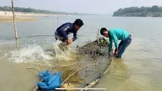 Primitive fishing method from the river. নদীর চলা চলা পুটিমাছ ধরা।