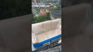 Mudanzas grande con cami&oacute;n y plataforma elevadora