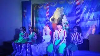 Obra de teatro navide&ntilde;a robando el traje m&aacute;gico de santa