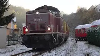 211 041-9 verlässt am Morgen des 19.11.2022 den Bahnhof Wolkenstein mit einem Schienenschleifzug