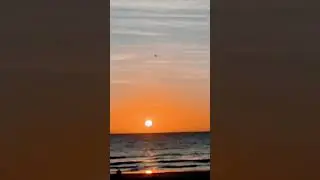 Who do you want to watch sunset with? #sunset #sunsetwaves #sea #chill #peace #timelapse