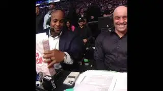 Daniel Cormier eating Popcorn during UFC 268 !