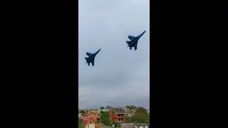 В небе над Винницей летят истребители Су-27