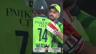 🔥 Stylish as ever! Mohammad Nawaz hits 6️⃣ and 4️⃣ to reach his FIFTY 💪