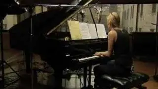 Niia Performs 