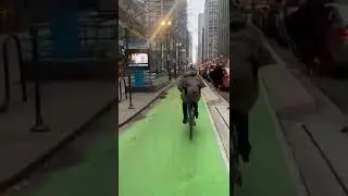 Riding Downtown Chicago&rsquo;s Two-way Bike Lanes To Work In The Morning