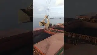 FLOATING CRANE LOADING BATUBARA DI TENGAH LAUT