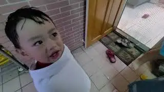 雙Q家陽台烤肉，迷你Q的泳褲弄丟了