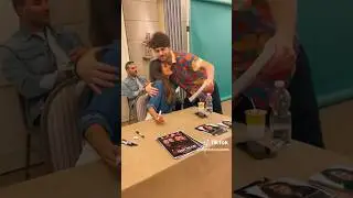 Stefania signing a photo for Grey 😂