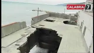 Mareggiata a Fuscaldo, evacuata palazzina a rischio (VIDEO)