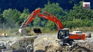 HITACHI ZAXIS 350 LCN Fills Crusher / Bef&uuml;llt Brecher, Quarry / Steinbruch, Germany, 2018.