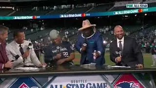 David Ortiz bringing out the &ldquo;Yankee Repellent&rdquo; on Derek Jeter 😭🤣