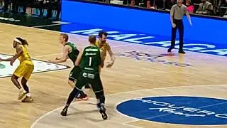 Asistencia de Alberto D&iacute;az para el canast&oacute;n de David Kravish. Club Baloncesto Unicaja de M&aacute;laga.