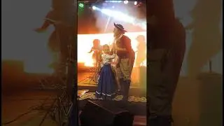 Prendinha Hellena e o Cantor Gustavo Netto no palco dan&ccedil;ando uma vaneira no 1&ordm; Baile do Ano de 2026