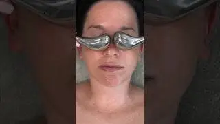 A litte cryo-therapy to stimulate circulation, oxygenate the skin + reduce puffiness 🧊 #facial