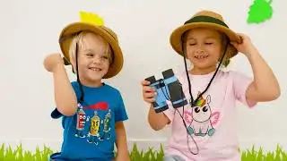 Vlad  juega con carritos de juguete y la ciudad de Hot Wheels