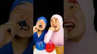 ASMR MUKBANG | КРАСНАЯ ЕДА VS СИНЯЯ ЕДА (гигантскоежелеKyoho, мексиканские конфеты пощечины) #Shorts