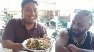 Wisata kuliner bersama teman dari Australia ( Tipat Cantok Halal ) part 2.