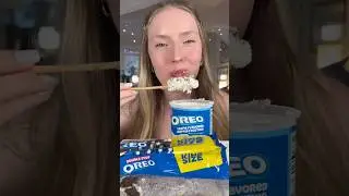 Давайте попробуем ложки глазури Oreo + Oreo и посыпку 🧁❄️🖤 #asmr #глазурь #трендглазури