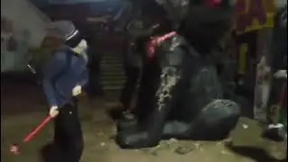 Sujetos destruyen a la estatua del 