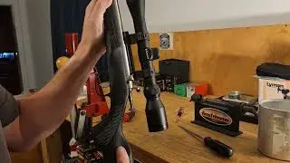 .22 Magnum. Крикетт устанавливает оптический прицел.