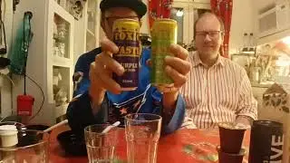 Vi äter Asiatiskt Godis, Jacky Chokladpudding, Skånsk Kolayoghurt och vi dricker Kemiskt Avfall