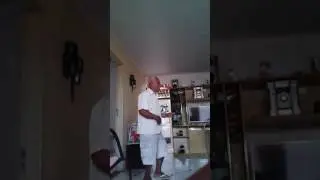 v&iacute;deo ngra&ccedil;ado d&eacute; idoso dan&ccedil;ando