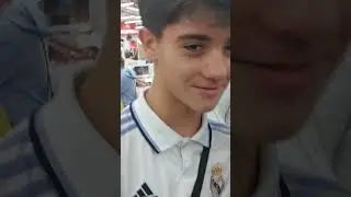 @cachoo01 le firma los guantes al famoso portero suplente @carlo_channel