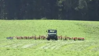 Im Allgäu mit einem Unimog Heu wenden