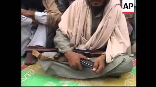 Pakistani tribesmen amass on border to fight with the Taliban