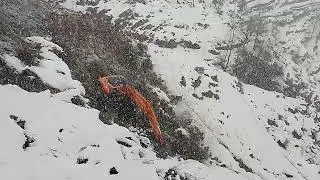 Work is also going on in the snow/ Excavator machine Tata Hitachiبرف باری میں بھی کام جاری ہے