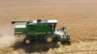 John Deere 9500 Combining Oats