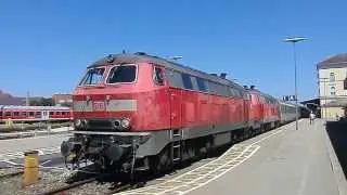 218 326 und 218 481 Motorstart vor IC 119 in Friedrichshafen Stadt