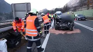 Unfall auf S16 - Pkw kracht in Kleinbus