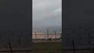 Vueling Airbus A320-232 LANDING And REVERSE THRUSTERS At London Gatwick Airport (LGW)