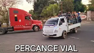 Dos vehículos dañados fue el resultado después que una llanta se desprendió de un pickup 🛻