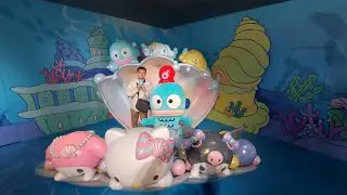 (拎住漢頓水怪公仔影相)漢頓水怪出現係海洋公園sanrio蔚藍海洋之旅深海夢幻探險展館 