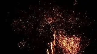 Funke-Snowblind Z1. Cracklingmonster. Batterie in F2. Feuerwerk. Vuurwerk. Pyrotechnik. Fireworks
