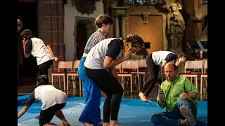 Babels wei&szlig;e Tauben. Angelika Luz & friends mit Akrobatik, Gesang, Sprache, Orgel und Schlagzeug.