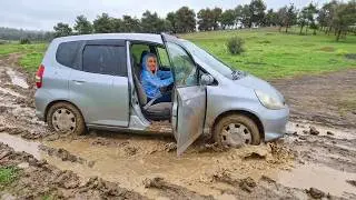 car stuck girl IN THE MUD / DESERT tires spinning wheel pedalpumping