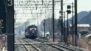 DE10形1109号機+14系3B+DE10形1009号機が樅山駅を通過するシーン