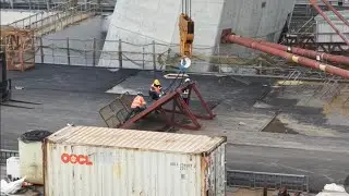 2026.02.05 淡江大橋工程 淡水端 橋頭行控中心施工概況 塔吊持續拆卸工作平台 主橋塔圍堰填土推平 最新進度概況 空拍直播