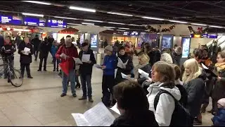 Halleluja in der B-Ebene - Flashmob des C&auml;cilienchors in der B-Ebene des Hauptbahnhof