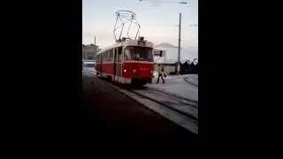 Киевский трамвай - вагон маршрута 25 подъезжает к метро Позняки